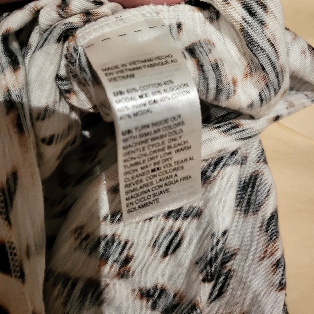 Chicos Short Sleeve Animal print - Picture 3 of 7